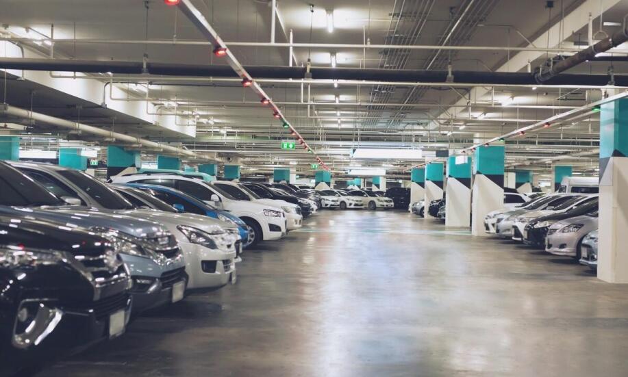 Jakie są korzyści z monitorowania terenu parkingowego?