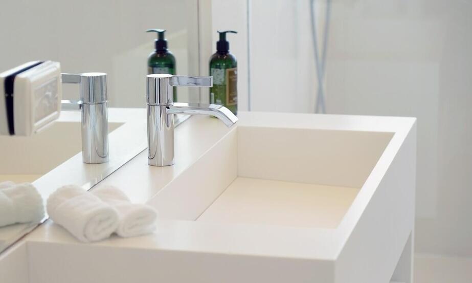 Różnorodność wzorów i kolorów dozowników pod prysznic hotelowych – wpływ na estetykę łazienki