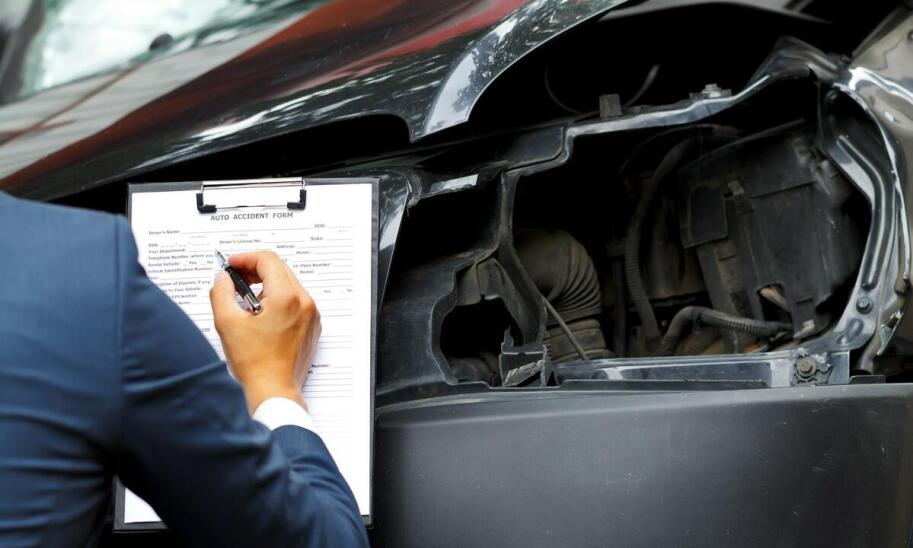 Najczęstsze uszkodzenia blacharskie po kolizjach – co oferuje krakowski serwis?