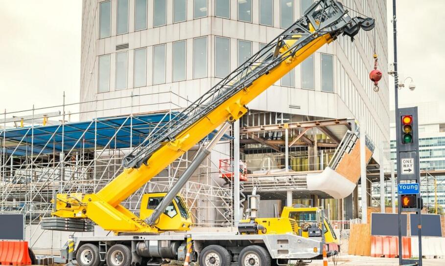 Wybór odpowiedniego żurawia – na co zwrócić uwagę przy zakupie?