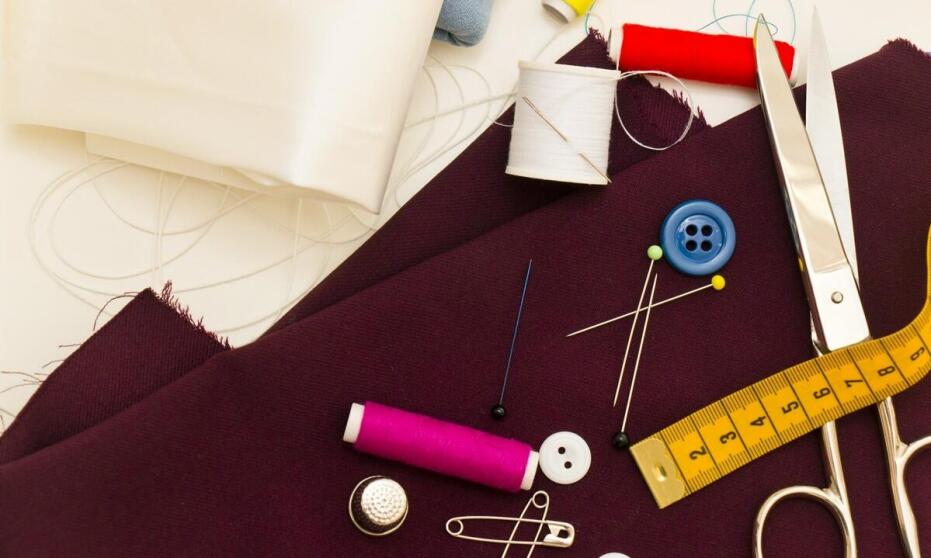 Bawełna jako uniwersalny materiał na sukienki – co warto wiedzieć?