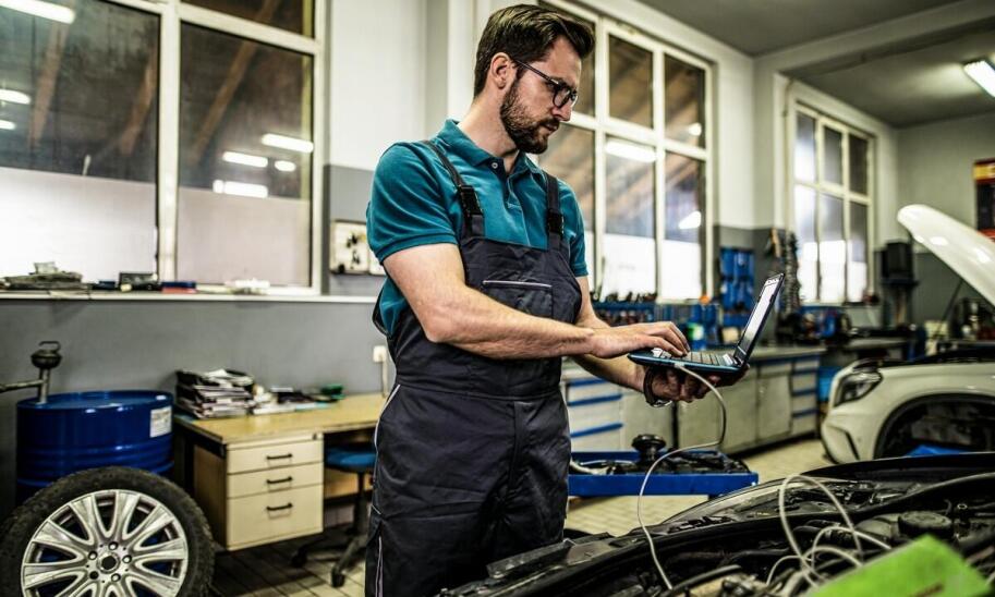 Kontrola systemów elektronicznych – co oferuje mechanik samochodowy?