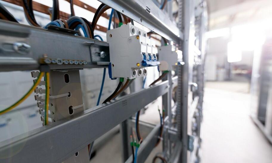Jak zasilanie gwarantowane wpływa na bezpieczeństwo instalacji domowych?