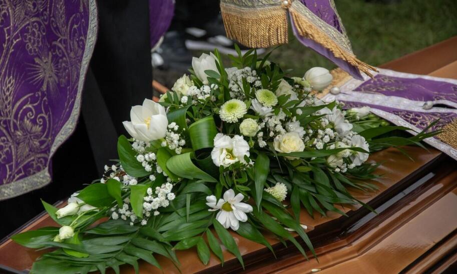 Jakie kwiaty najlepiej sprawdzą się podczas ceremonii pogrzebowej?