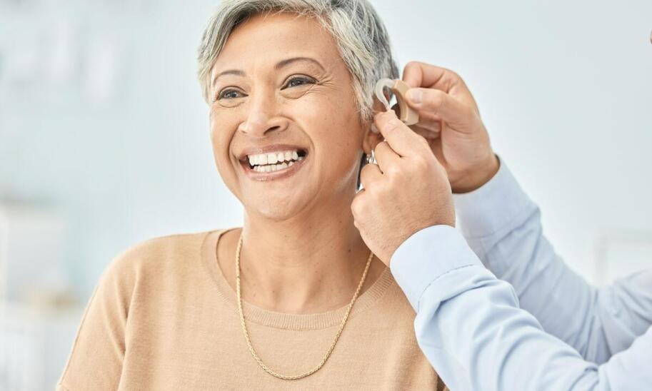 Jak profesjonalny serwis aparatów słuchowych wpływa na ich działanie?