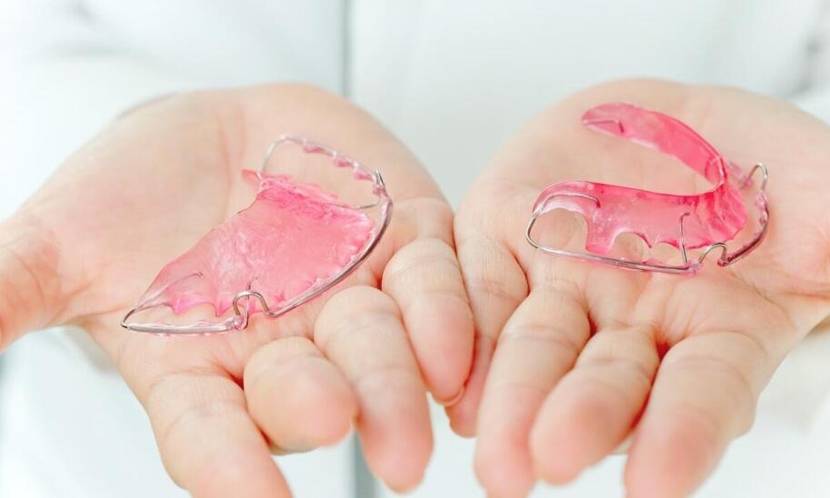 Dlaczego warto skonsultować się z ortodontą przed założeniem aparatu estetycznego?