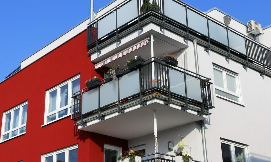 Balkony dostawne a przepisy budowlane – co warto wiedzieć?