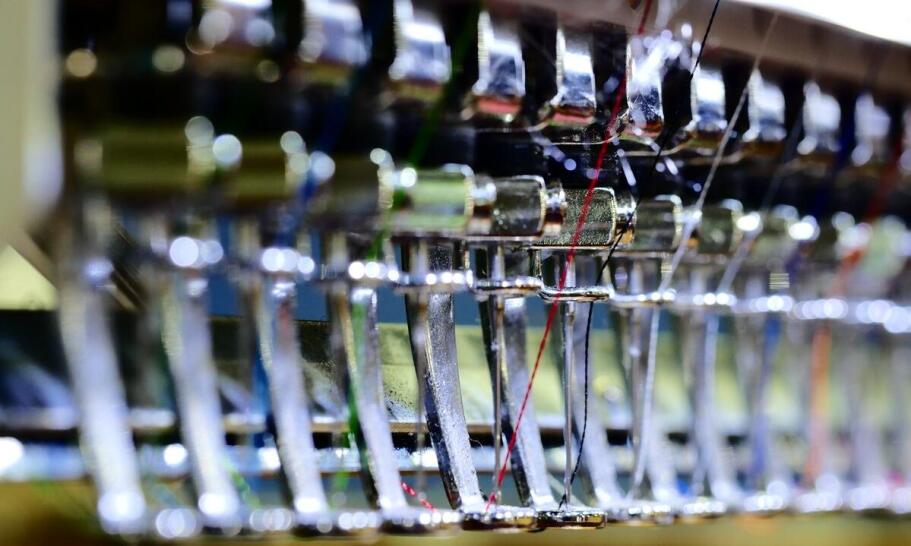 Jak nowoczesne maszyny haftujące wpływają na jakość odzieży?