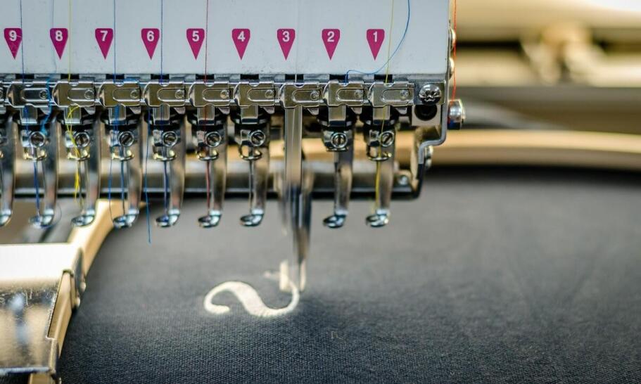Zalety haftu komputerowego w produkcji odzieży sportowej i casualowej