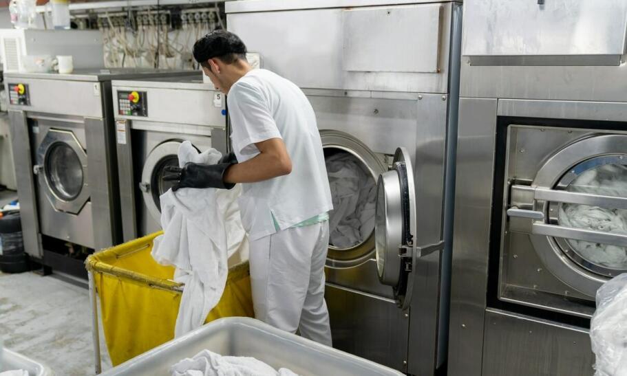 Jakie korzyści niesie za sobą pranie wodno-chemiczne dla Twojej garderoby?