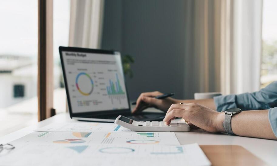 Jak inwestować z zyskiem? Porady doradcy finansowego