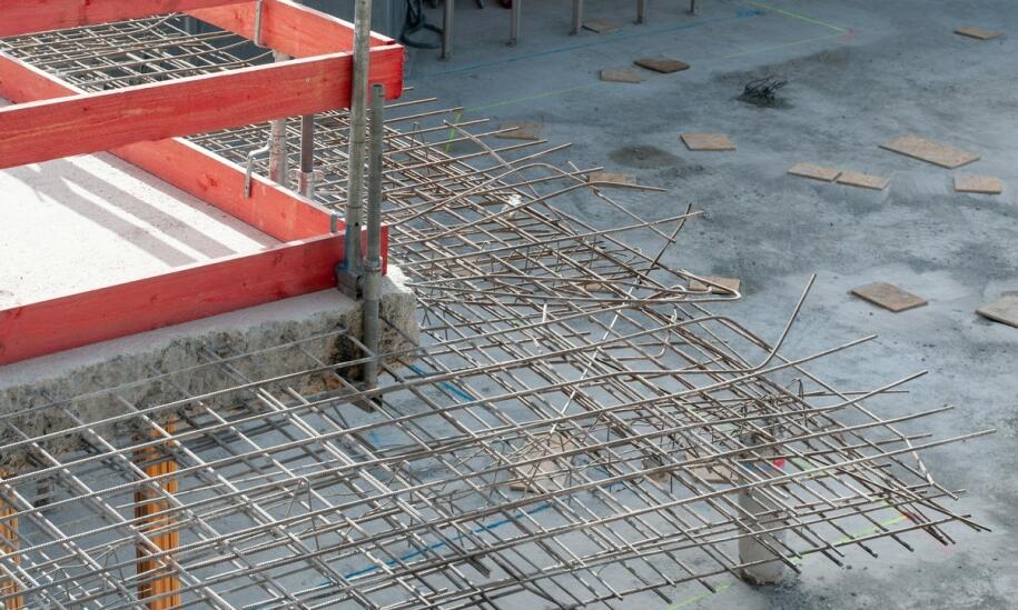 Jakie są kluczowe czynniki wpływające na koszt produkcji schodów stalowych?