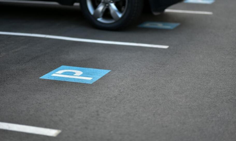 Jak wybrać najlepszy parking przy lotnisku dla podróżujących służbowo?