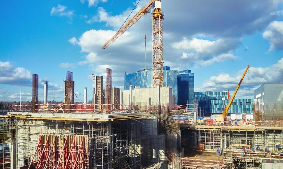 Wynajem dźwigów a precyzyjny montaż konstrukcji nośnych