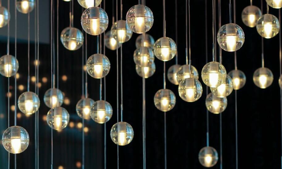 Nowoczesne lampy sufitowe na zamówienie – jakie możliwości daje personalizacja?