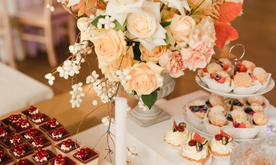 Przyjęcie z grillem: jakie opcje oferuje catering plenerowy w Warszawie?