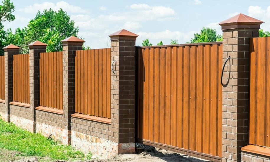 Ogrodzenia panelowe czy drewniane – co wybrać?