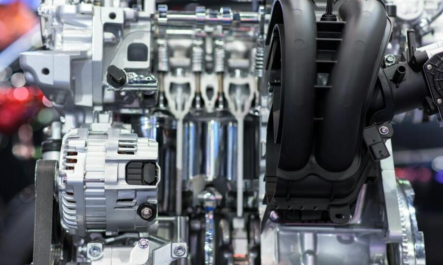 Jakie są koszty eksploatacji silnika w porównaniu do innych modeli?