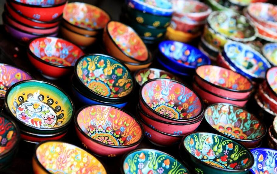 Jak motywy roślinne w ceramice Bolesławiec wpływają na wystrój wnętrz?