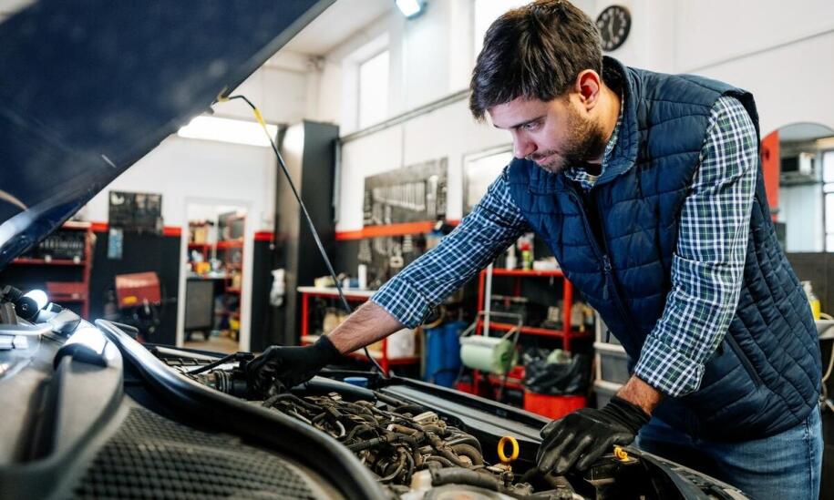 Serwisowanie aut ciężarowych wszystkich marek – dlaczego warto nam zaufać?