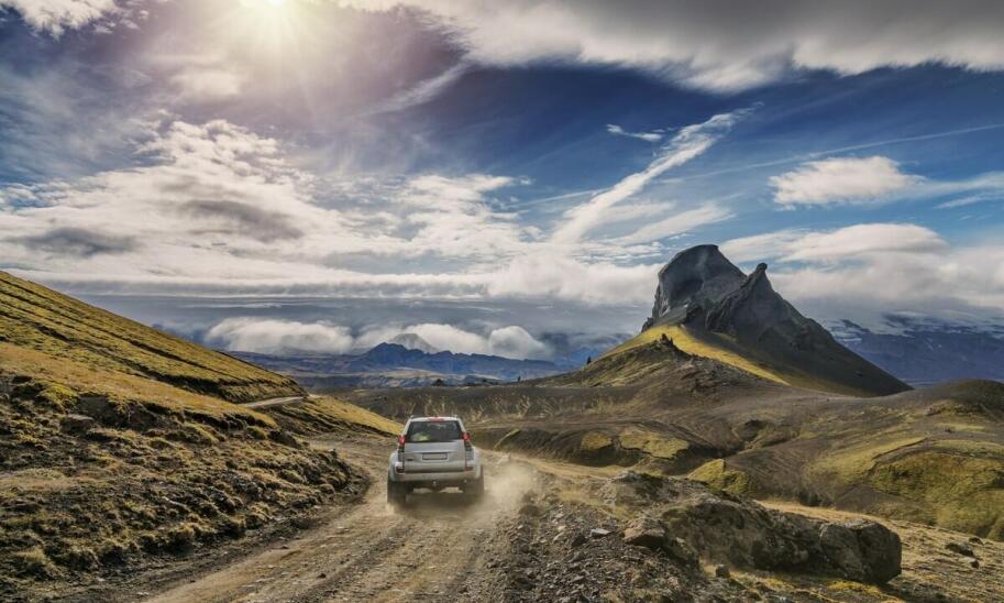 Jak wybrać odpowiednie lampy ledowe do samochodu na trudne warunki terenowe?