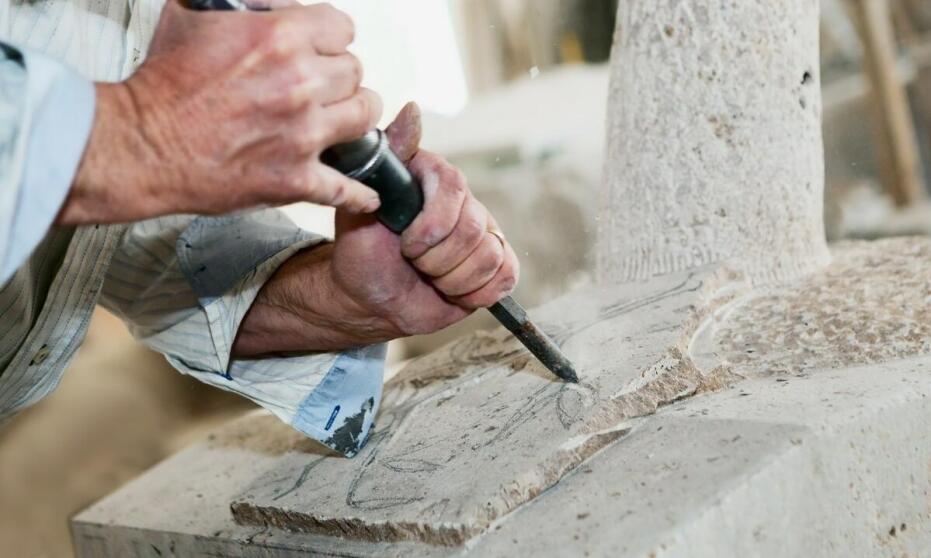 Jak usługi kamieniarskie mogą pomóc w tworzeniu miejsca pamięci?