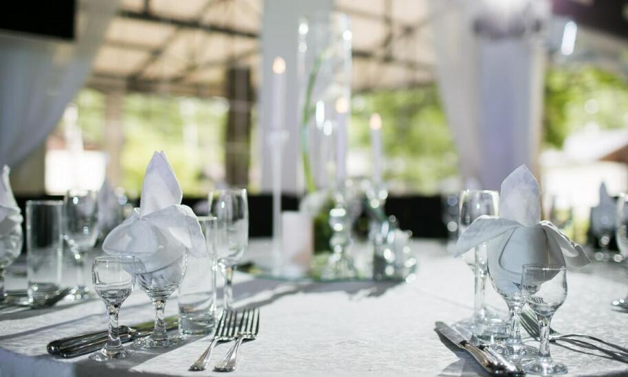 Jak zorganizować idealny event plenerowy z namiotami eventowymi?