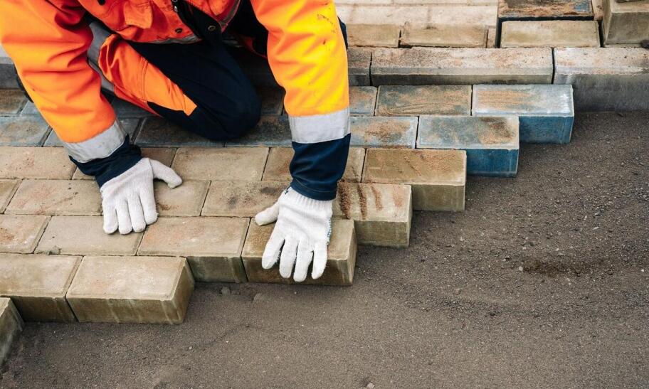 Jakie są kluczowe etapy układania kostki brukowej w przestrzeniach miejskich?