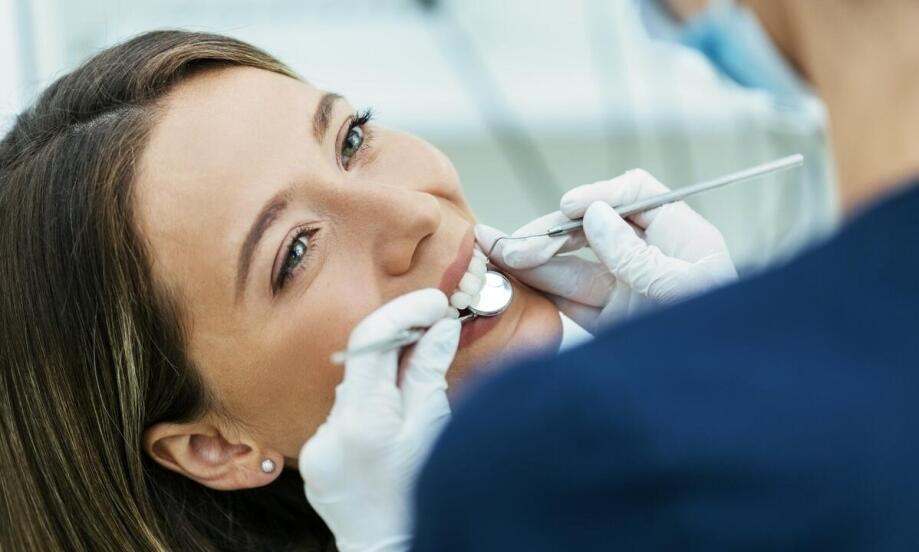 Jakie zabiegi stomatologiczne są najczęściej wykonywane u psów i kotów?