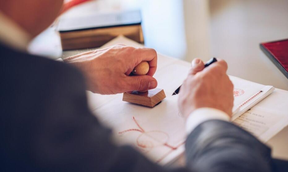 Jakie są korzyści z korzystania z usług notariusza przy darowiźnie?