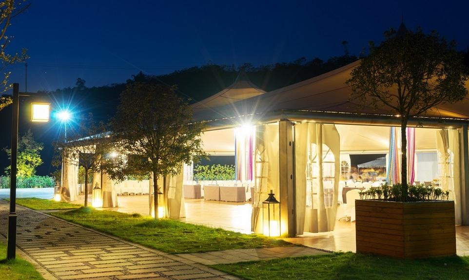 Restauracja w dobie koronawirusa. Namiot halowy jako pomysł na większą powierzchnię dla gości Restauracja w dobie koronawirusa. Namiot halowy jako pomysł na większą powierzchnię dla gości