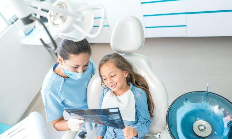 Dlaczego warto udać się do dentysty z dzieckiem po pojawieniu się mleczaków?