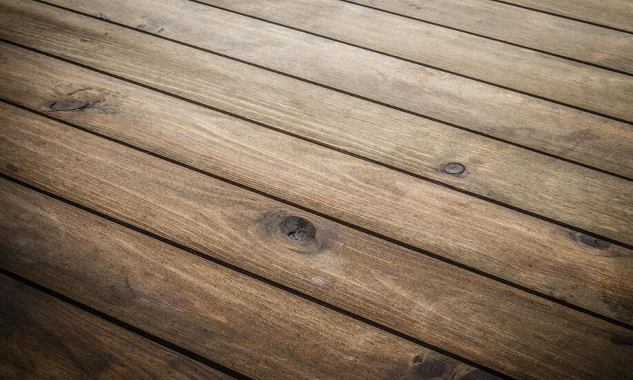 Właściwości drewna skandynawskiego jako materiału na deski elewacyjne