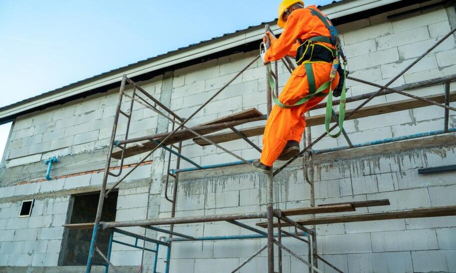 Dlaczego kominiarz zaleca regularne przeglądy i czyszczenie kominów