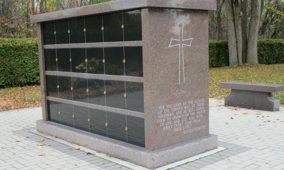 Zalety stali nierdzewnej w literach nagrobnych: Trwałość i estetyka