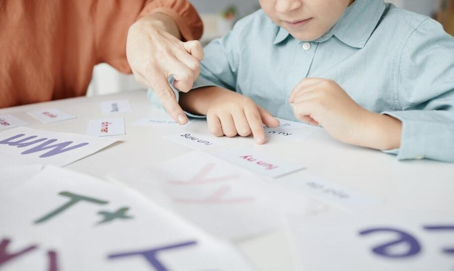 Jakie elementy wizualne są kluczowe w tworzeniu logotypów dla dzieci?