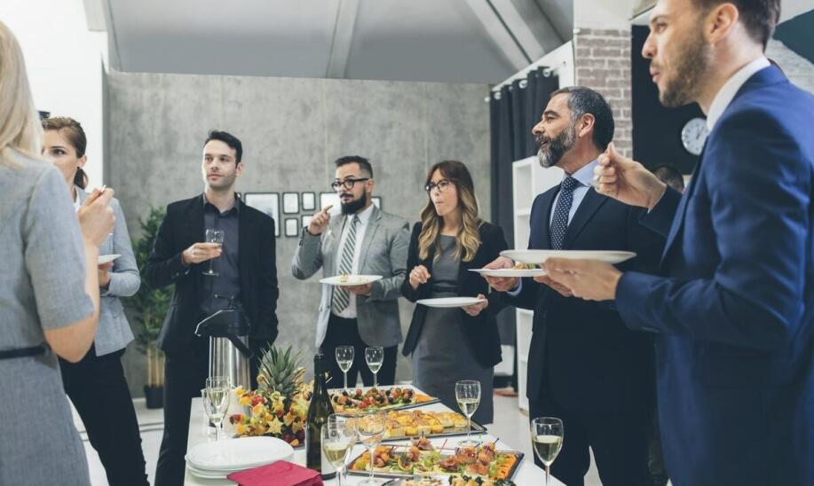 Jak wykorzystać wynajem sali do promocji marki poprzez personalizowane gadżety?