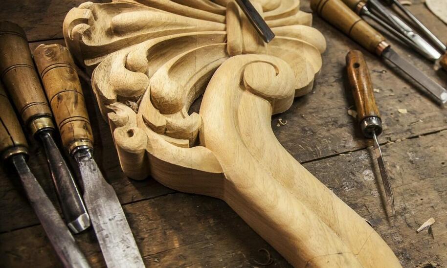 Stół do jadalni drewniany – jak dopasować go do nowoczesnych wnętrz?