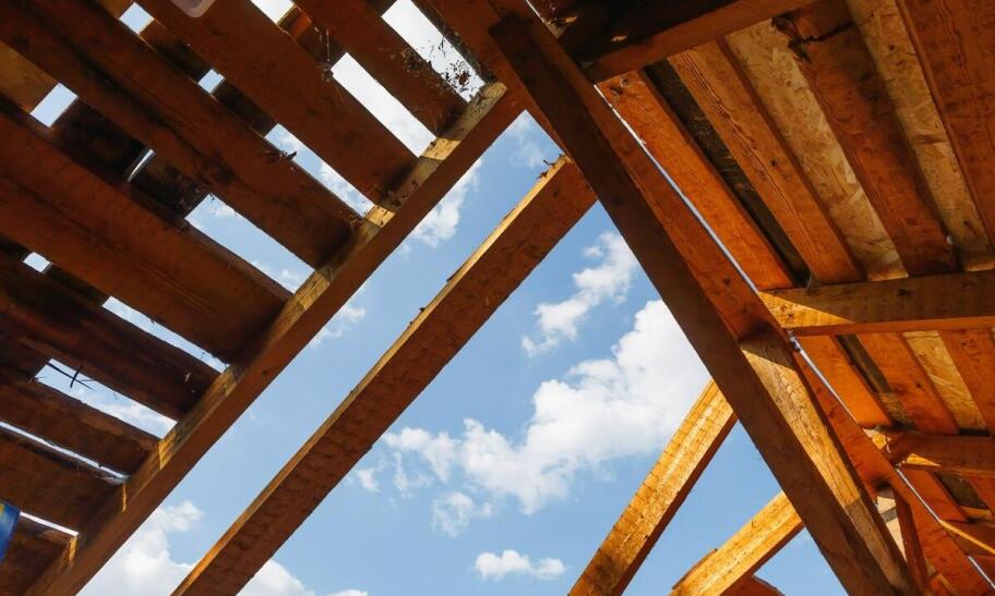 Jakie są zalety stosowania certyfikowanych materiałów do deskowania dachu?