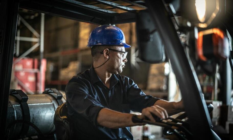 Znaczenie regularnego serwisowania wózków widłowych dla transportu ciężkich kontenerów