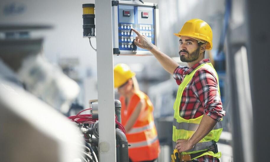 Demontaż maszyn przemysłowych a minimalizacja ryzyka operacyjnego