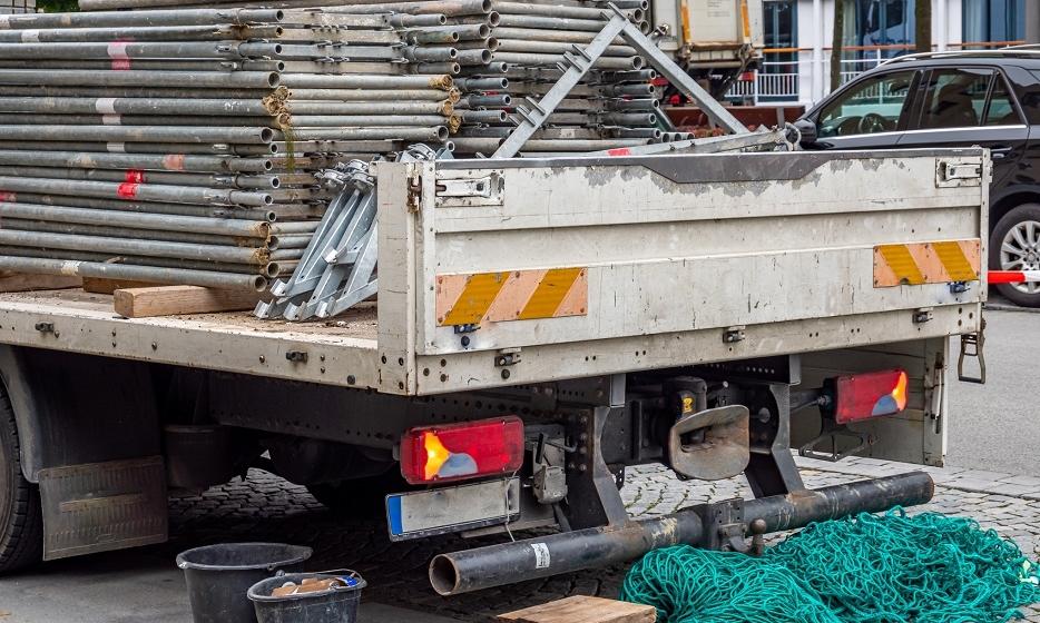 Przemieszczanie rusztowań na plac budowy - transport i logistyka