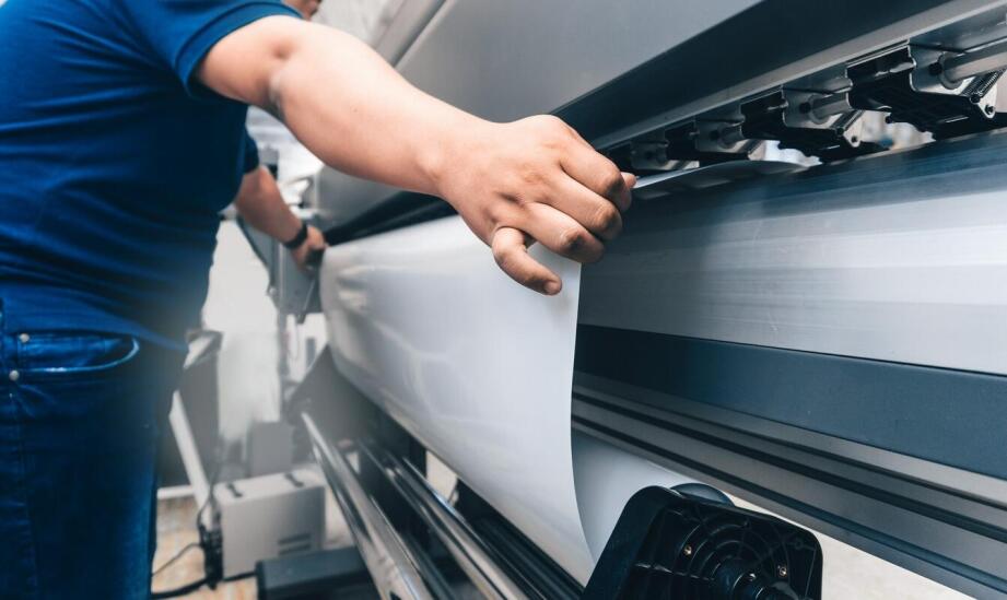 Druk wielkoformatowy a produkcja naklejek – jak to działa?