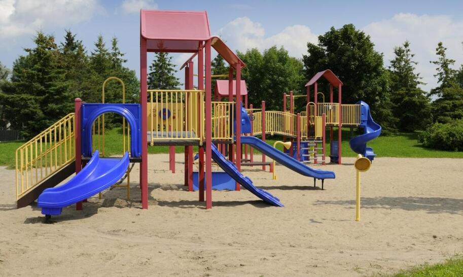 Co najlepiej podłożyć pod plac zabaw w ogrodzie?