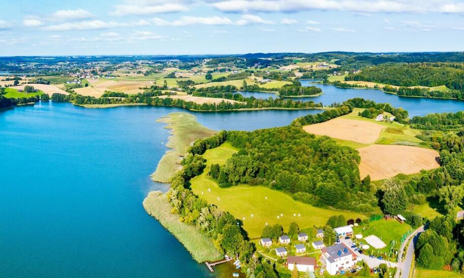 Ile kosztuje nocleg na polu namiotowym nad jeziorem?