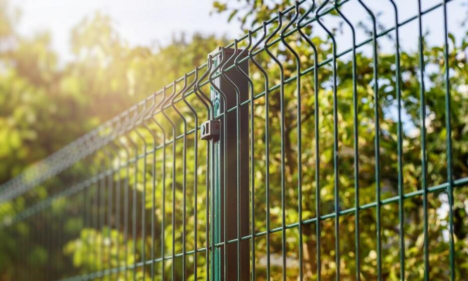Jak siatki ogrodzeniowe przyczyniają się do ochrony prywatności?