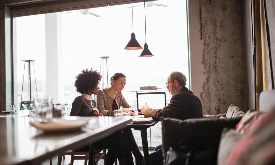 Jakie wsparcie przy ustalaniu opieki nad dziećmi oferuje adwokat rodzinny?