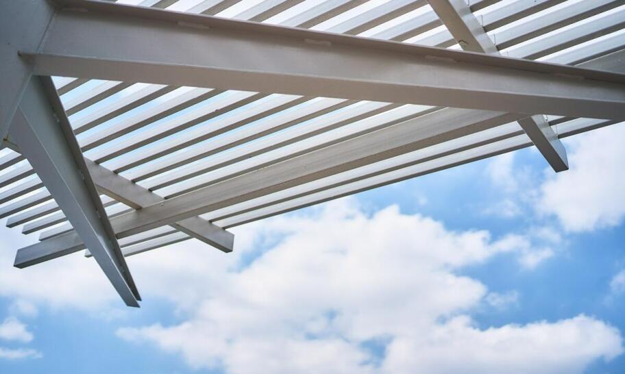 Jakie czynniki wpływają na wybór konstrukcji stalowej w budowie?