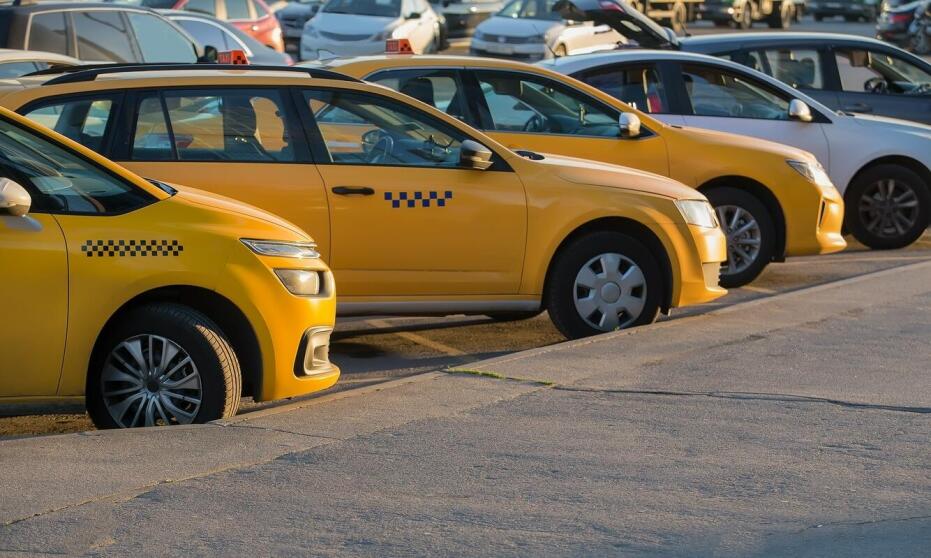 Zasady cennika taxi – co warto wiedzieć przed zamówieniem przejazdu?