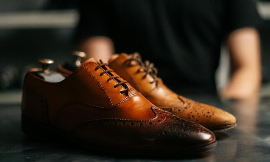 Poradnik: jak dobrać półbuty damskie do biurowej stylizacji?